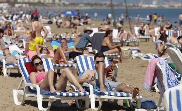 Playa de la Malvarrosa llena de gente durante el día de hoy./Jesús Signes