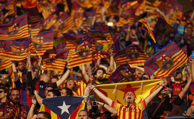 Aficionados del Barcelona, algunos con esteladas, animan a su equipo durante la final de Copa de 2016. /Juan Medina (Reuters)