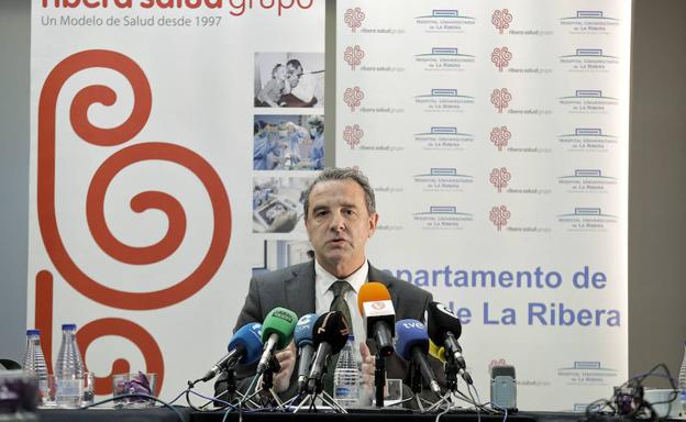 El gerente de Ribera Salud, Javier Palau, presenta los indicadores de gestión del Hospital de Alzira./EFE