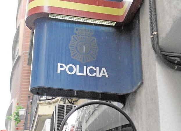 Lanza cuchillos y amenaza con una escopeta a su vecina tras discutir desde el balcón en Burjassot