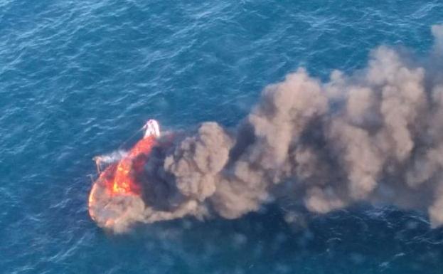 Velero incendiado a diez millas de Dénia./Salvamento Marítimo