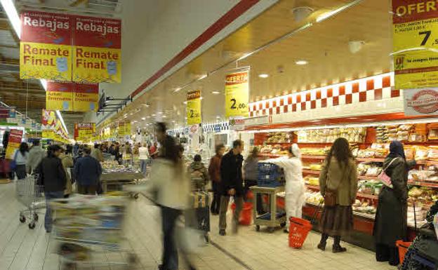 Clientes en el interior de un hipermercado, en una imagen de archivo./R.C.