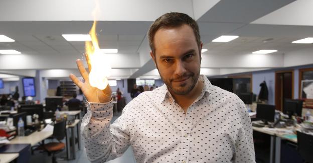 El mago Jorge Blass en la redacción de LAS PROVINCIAS, el pasado martes. / JUANJO MONZÓ