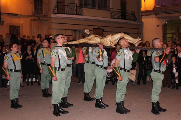 Los legionarios de Valencia durante una de las procesiones celebradas estos últimos años en el Ràfol d'Almúnia. / R. B.