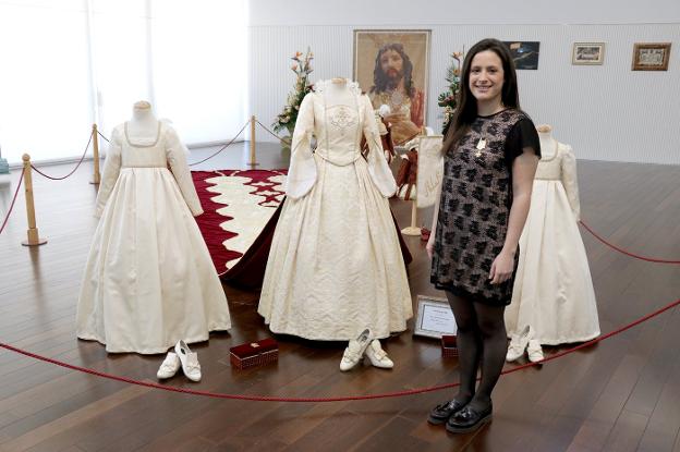 La Reina del Encuentro de Torrent, Cristina Peris, muestra el traje que lucirá el domingo. / lp