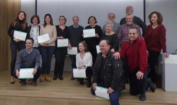 Parte de los graduados, con el diploma. / lp