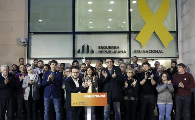 El secretario de Economía y adjunto a la presidencia de Esquerra, Pere Aragonès (c), durante la lectura de un comunicado en la concentración en la sede de ERC el pasado viernes. /Efe
