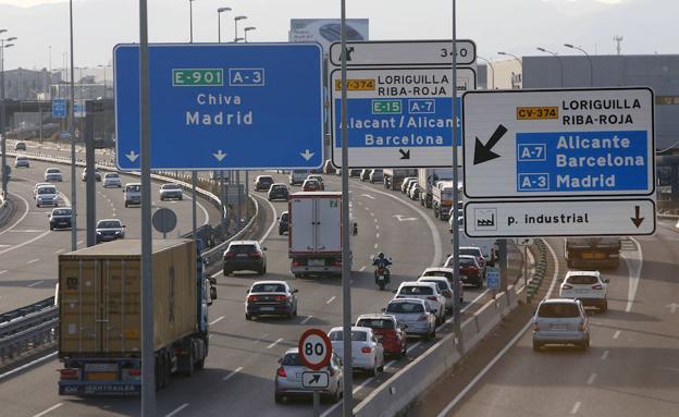 Casi 25 kilómetros de atascos en las carreteras valencianas en la mañana de Viernes Santo