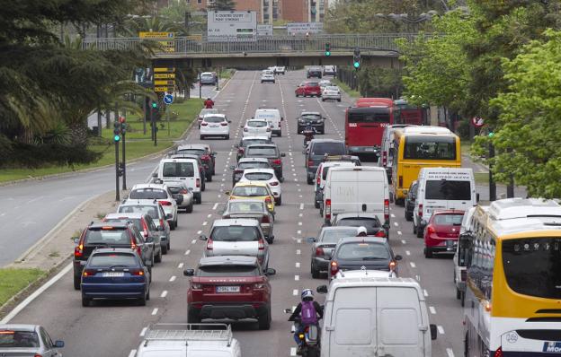 Atasco en la avenida del Cid durante el desmantelamiento de las pasarelas. / damián torres
