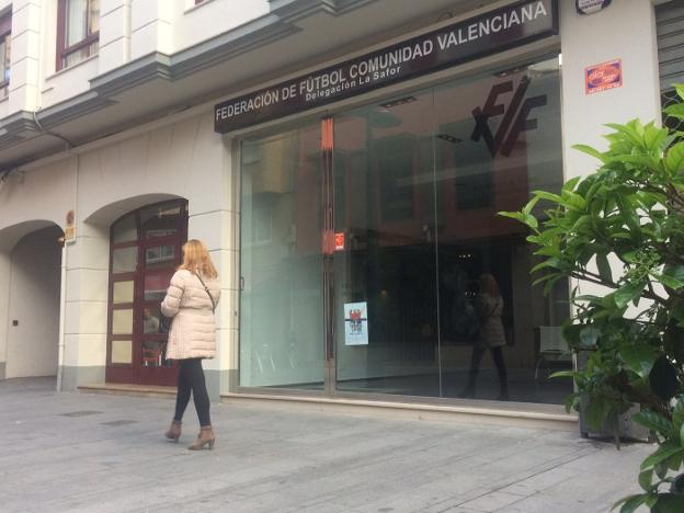 La entrada de la sede de la federación de fútbol en Gandia. / lp