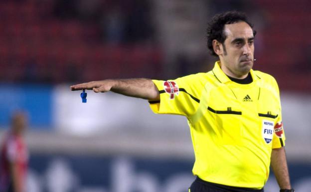 El árbitro Iturralde González se retiró en 2012.