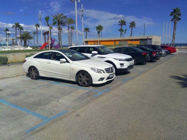 Coches aparcados en las plazas de la zona azul en la Patacona. / lp