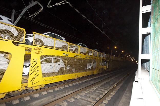 Uno de los trenes que circuló hasta 2015 por la línea de Teruel. / jesús montañana