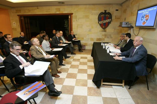 Reunión en diciembre de 2009 de la Fundación del Levante Cent Anys. / jesús signes