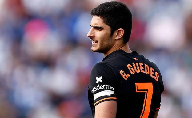 Guedes con el brazalete en homenaje al hijo de Cañizares./