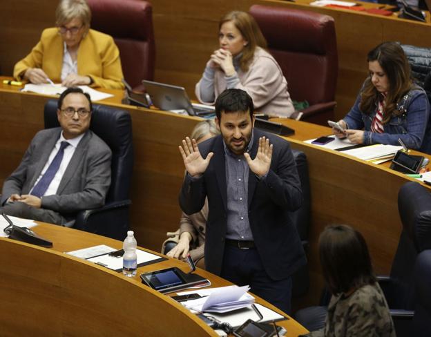 El conseller de Educación, Vicent Marzà, en el pleno de Les Corts de principios de marzo. / Jesús Signes