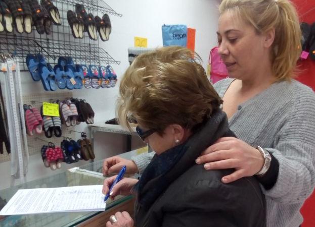 Recogida de firmas en Tres Forques./LP