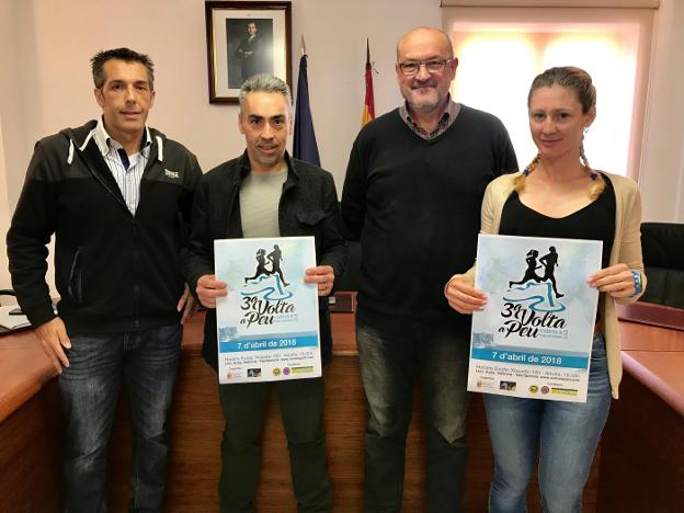 Los ediles de Benitatxell junto a los organizadores de la carrera. / LP