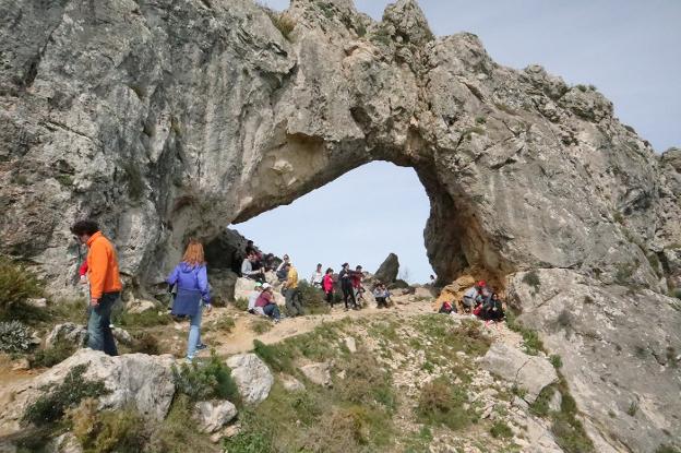 Decenas de turistas disfrutan del buen tiempo y de la vistas de la Vall de Gallinera desde la 'Forada'. / José Iglesias