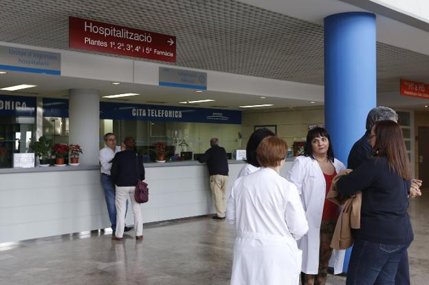 Hall del hospital de la Ribera, el domingo, tras la reversión de la gestión. / manuel molines