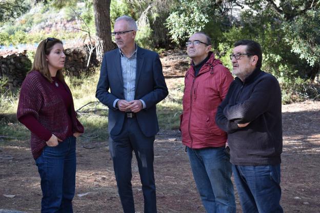 Manuel Carot, primero por la derecha, y Xavi Simón, tercero, en una imagen que facilita Divalterra. / lp