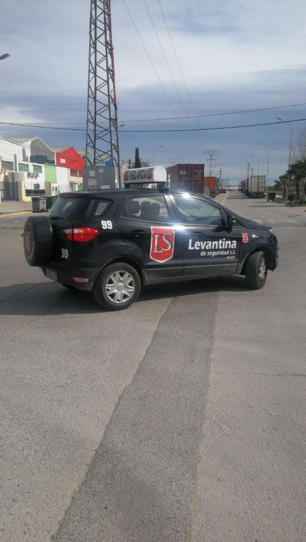 Una patrulla del servicio de vigilancia, en una calle del polígono. / lp