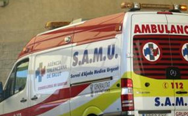 Un hombre sufre aplastamiento en los brazos al caerle un contenedor mientras trabajaba en Benitatxell