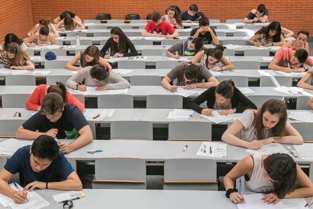 Estudiantes, durante un examen de selectividad. / jesús montañana