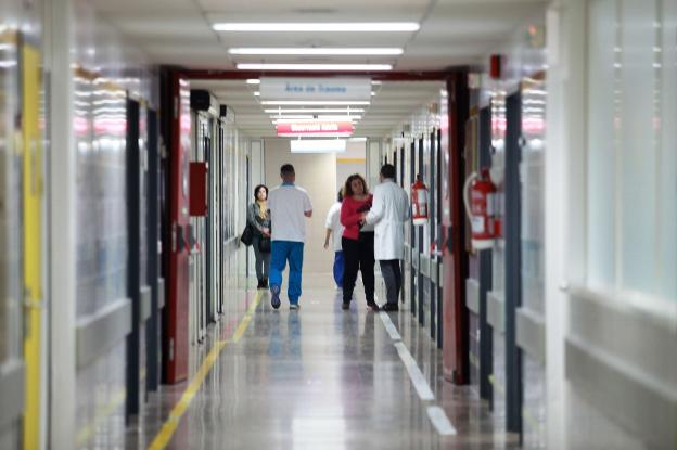 Usuarios y profesionales del centro sanitario en un pasillo. / Consuelo Chambó