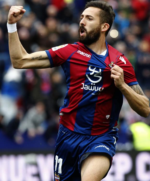 Morales festeja un gol en el Ciutat. / Juan J. Monzó