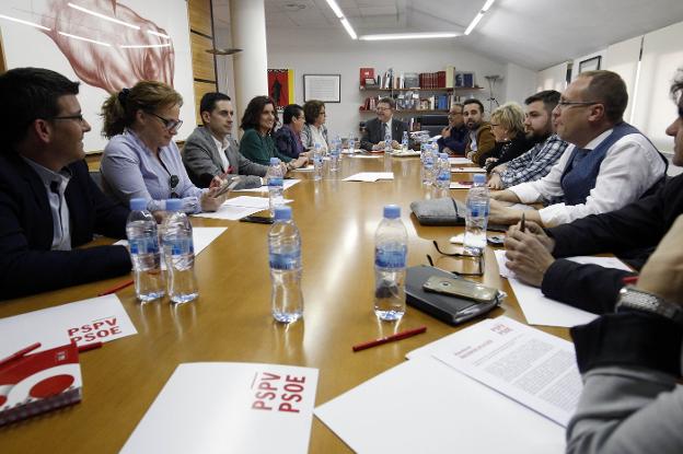 Ximo Puig, al fondo, preside la reunión del secretariado del PSPV celebrada el martes. / Irene Marsilla