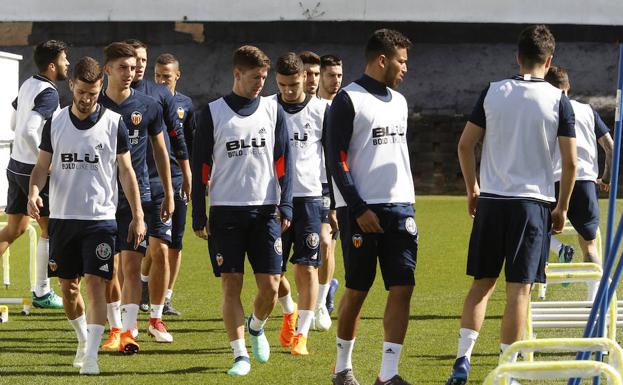 Algunos jugadores en el entrenamiento de hoy del Valencia CF./Irene Marsilla