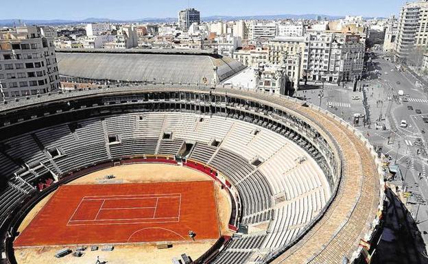 Vista áerea de la pista de tenis en la plaza de toros de Valencia./EFE