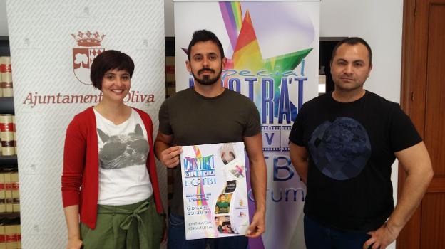 En el centro, Àlex Salort, con otros organizadores del ciclo. / lp