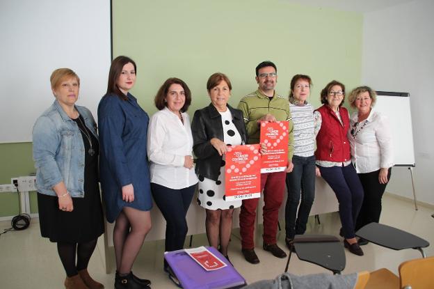 El doctor Cristóbal Llorens, ayer, con las representantes de la asociación Amunt, que han organizado una charla sobre cáncer colorrectal. / R. González