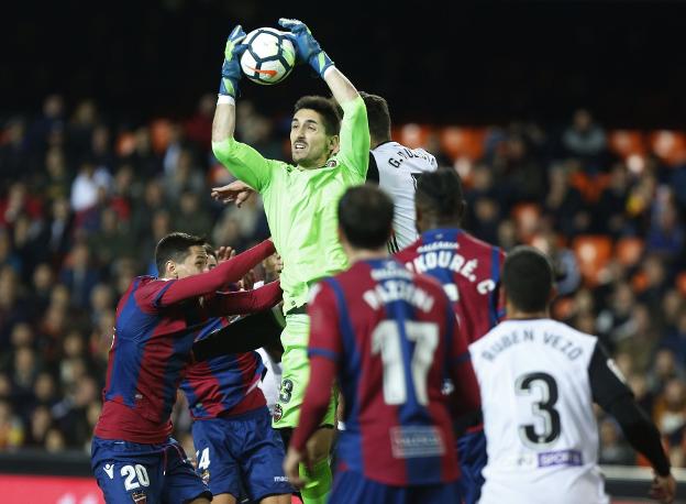 Oier se hace con el balón en el Valencia-Levante. / jesús signes