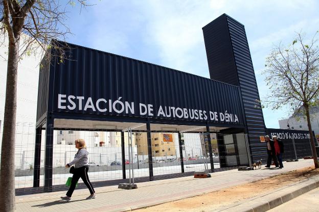 La nueva estación provisional de autobuses de Dénia, ayer, tras ser recepcionada por el Ayuntamiento. / Tino Calvo