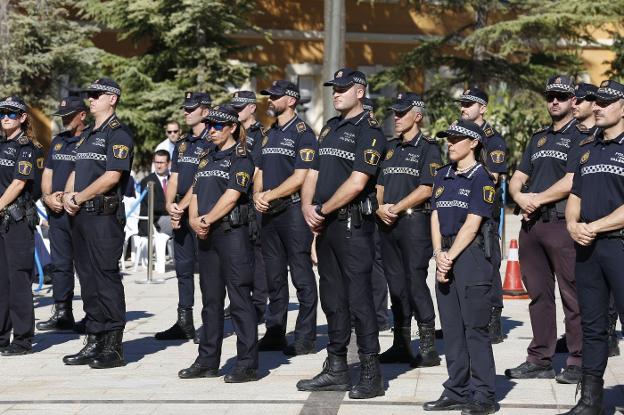 Policías locales, en un acto celebrado en la central del Cuerpo en la avenida del Cid. / Jesús Signes