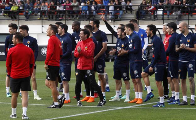 El entrenador del Valencia CF, Marcelino García Toral, se ríe y aplaude en la sesión de este viernes en Paterna./I. Marsilla