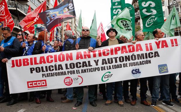Policías locales se concentran en Valencia para pedir una rebaja de su jubilación a los 60 años