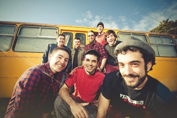 El grupo Txarango actúa esta noche en el Festival Marítim. / lp