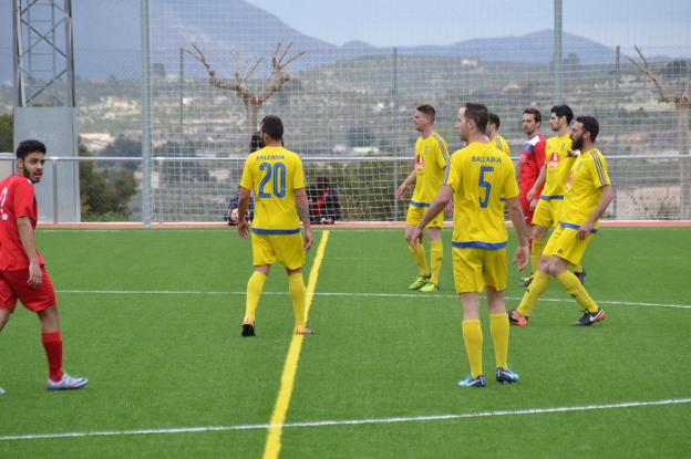 Los jugadores del Dénia en el último partido ante el Contestano. / LP