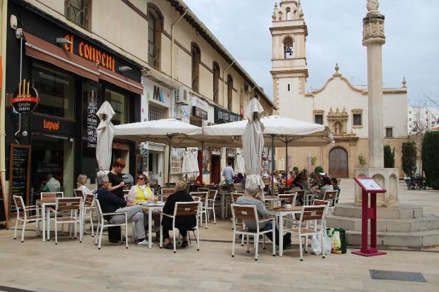 Aspecto que presentaban ayer las terrazas de la zona de la plaza del Convent, en Dénia. / R. González