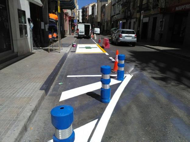 Actuación de pintura viaria en la calle Sant Vicent. / lp
