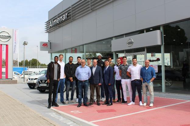 El presidente del club, junto a los jugadores y el técnico en las instalaciones de Nissan Almenar. / lp