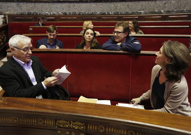 El alcalde Joan Ribó, en el hemiciclo del Ayuntamiento. / jesús signes