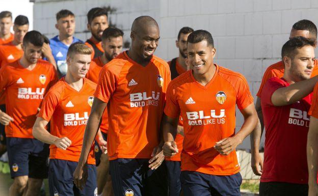 Los jugadores del Valencia durante una jornada de entrenamiento./Damián Torres