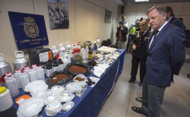 Juan Carlos Moragues ante el material requisado en el laboratorio de cocaína./EFE