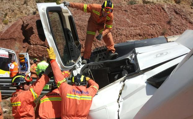 Bomberos, trabajando en la excarcelación del conductor accidentado en la CV-35 en Calles./LP / CPB