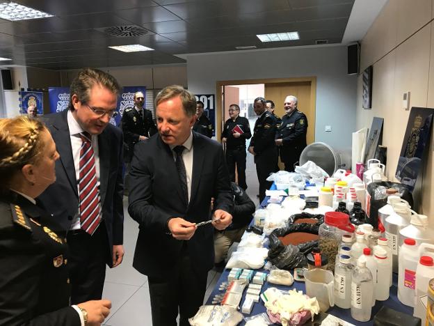El delegado del Gobierno, Juan Carlos Moragues, junto a la droga y productos químicos. / lp